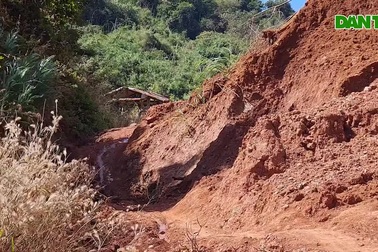 Liên tục sạt lở "cắt đứt" con đường vài trăm tỷ tại Đắk Nông