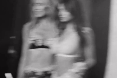 Heidi Klum đăng clip hậu trường chụp ảnh thời trang nội y bên con gái