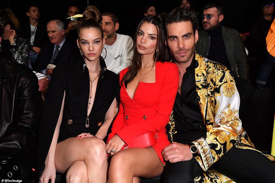 Emily Ratajkowski bốc lửa đi xem thời trang - 1 Emily Ratajkowski bốc lửa đi xem thời trang - 1