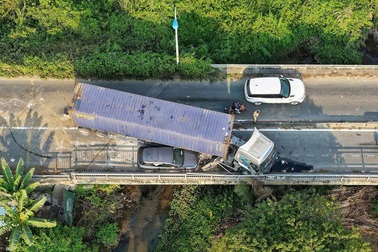 Xe đầu kéo va chạm ô tô 7 chỗ ở TPHCM, dòng xe ùn ứ kéo dài