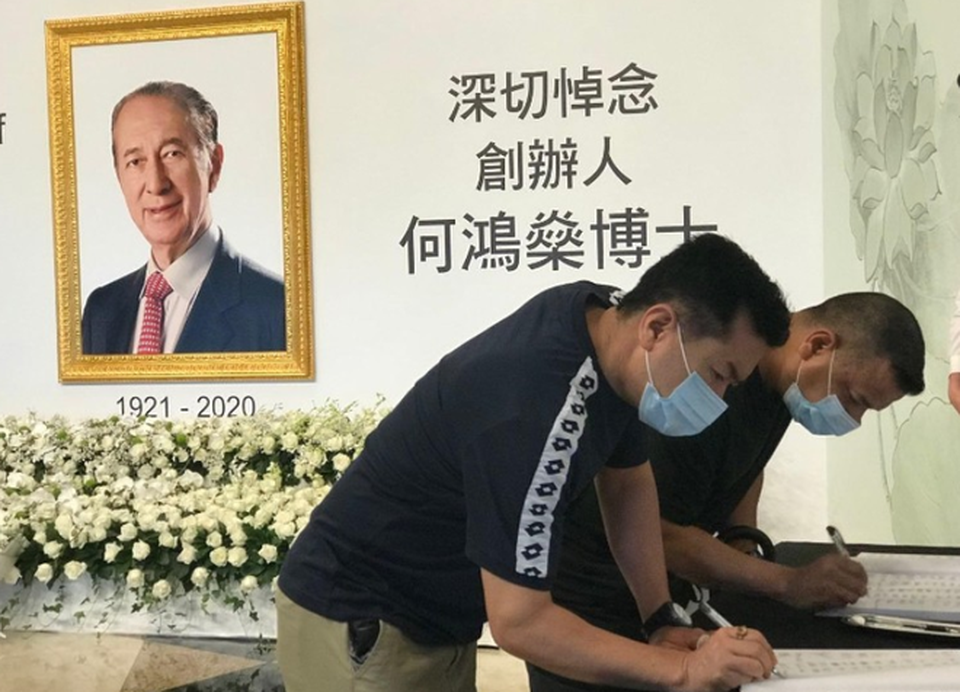 Siêu mẫu Hề Mộng Dao xuất hiện cùng chồng trong tang lễ “vua sòng bạc” - 6 Siêu mẫu Hề Mộng Dao xuất hiện cùng chồng trong tang lễ “vua sòng bạc” - 6