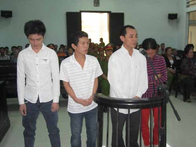 Bị cáo Thể, Phụng, Tập, Phượng trước vành móng ngựa.