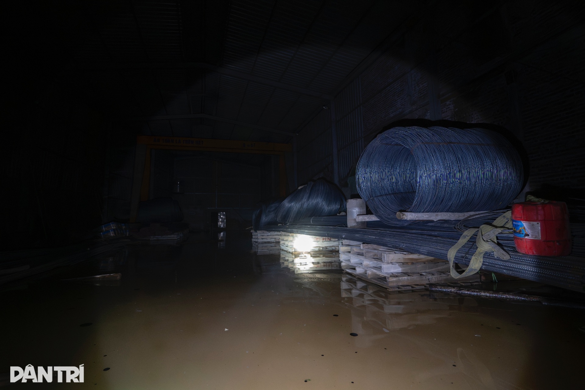 Bỏ ti vi, tủ lạnh... người dân Bắc Ninh trắng đêm chạy lũ lịch sử - 11 Bỏ ti vi, tủ lạnh... người dân Bắc Ninh trắng đêm chạy lũ lịch sử - 11