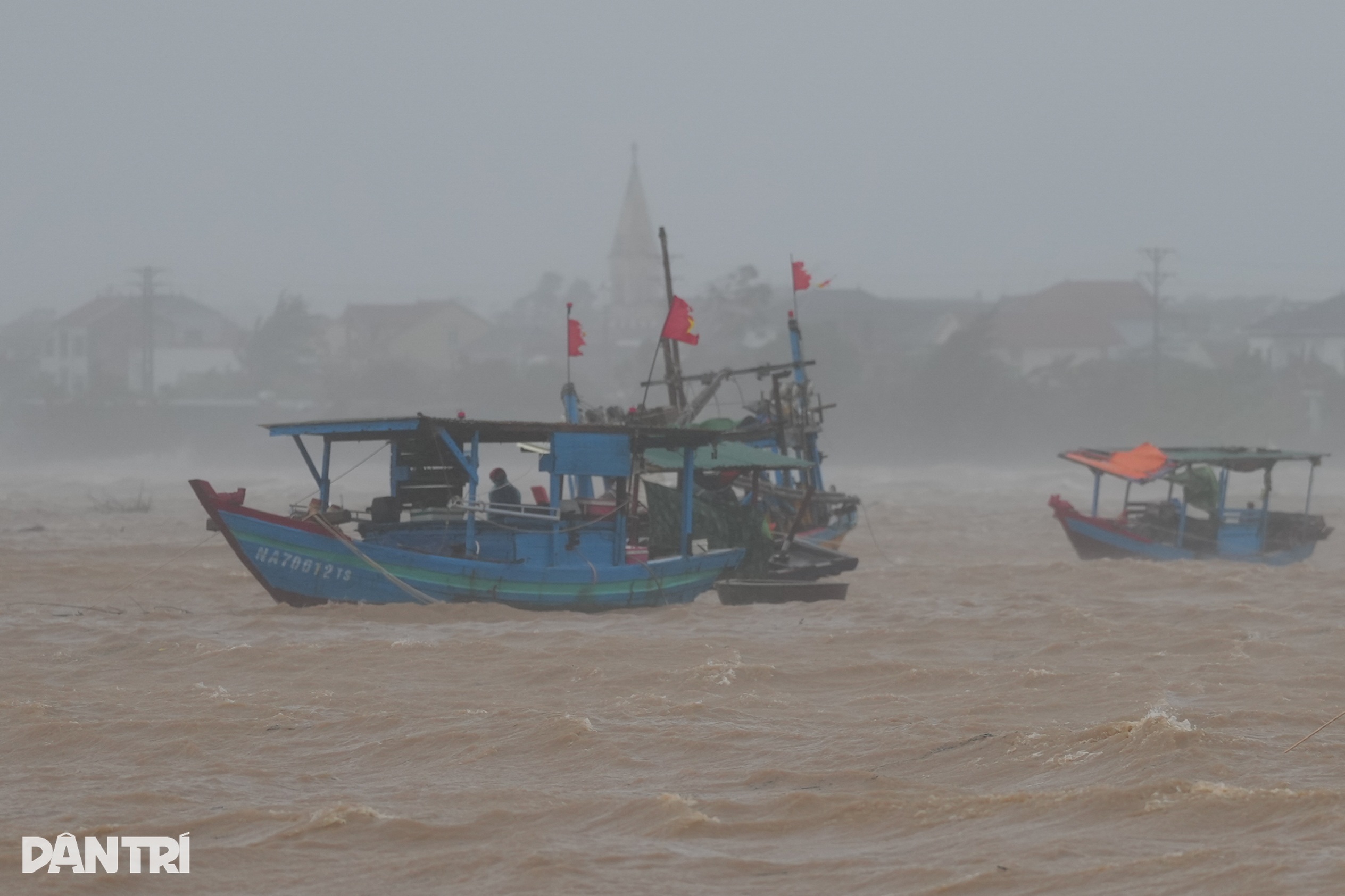 Bão Kajiki quần thảo: Khách sạn vỡ tung cửa kính, ô tô chết đứng giữa đường - 11