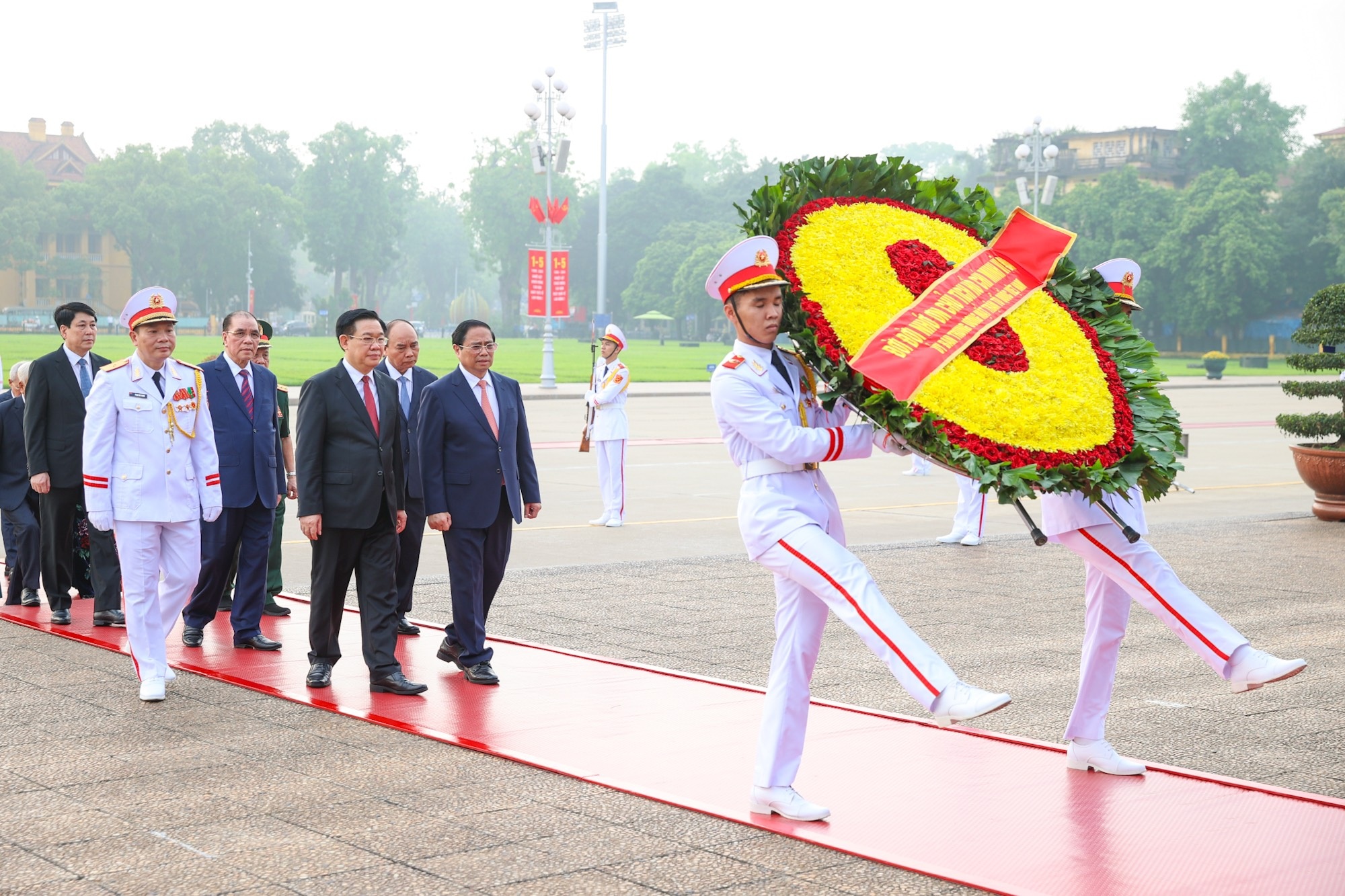 Lãnh đạo Đảng, Nhà nước vào Lăng viếng Chủ tịch Hồ Chí Minh nhân dịp 30/4 - 1