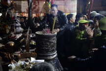 Lễ khai ấn đền Trần: Trèo cả lên ban thờ để cướp lộc