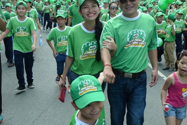 Kim Hiền đi bộ, Quang Anh chơi bóng rổ gây quỹ thể thao học đường