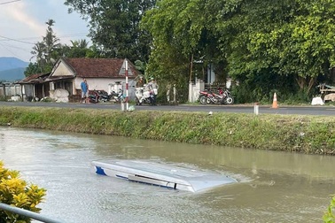 Ô tô chở 13 người rơi xuống mương nước ở Phú Yên