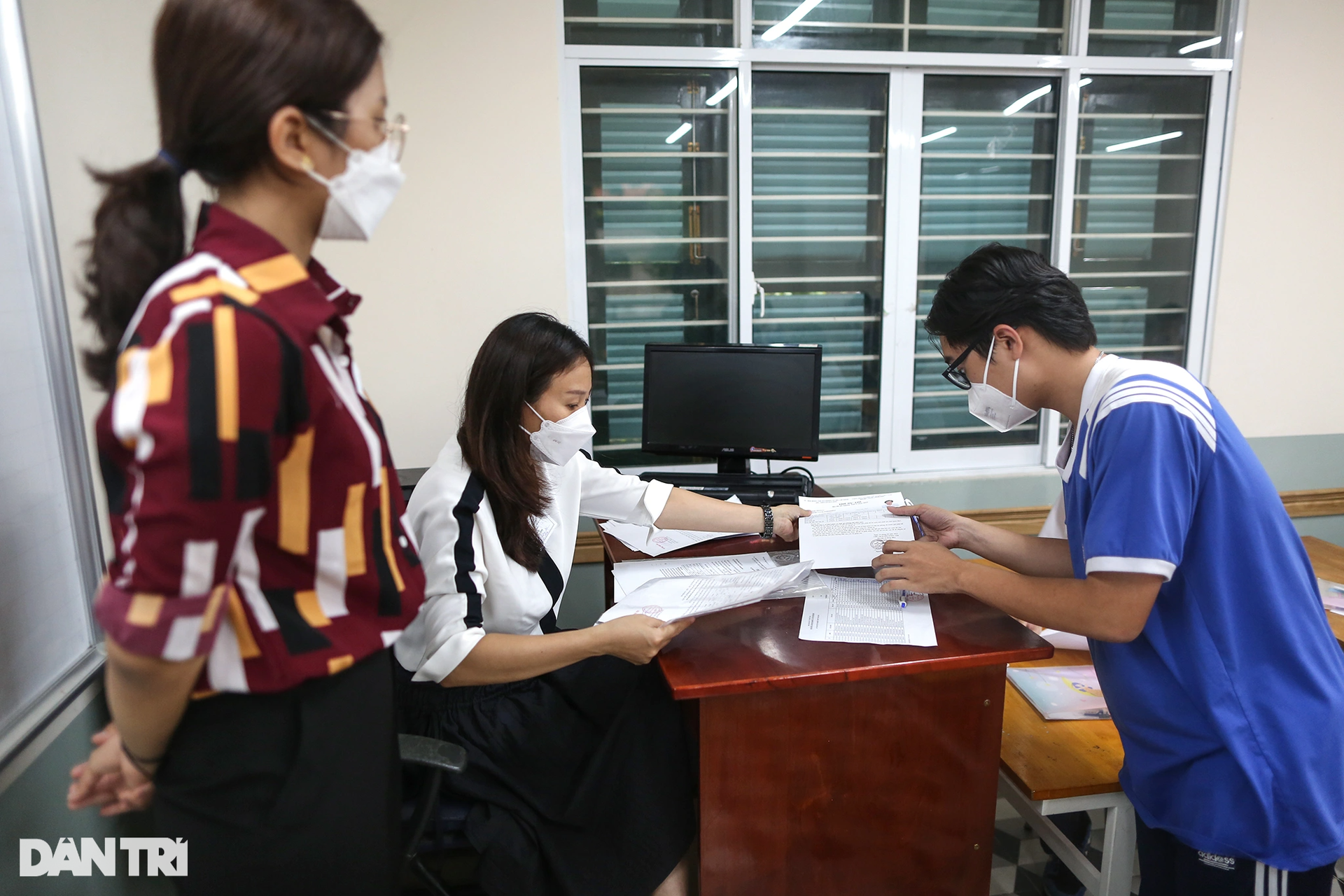 Thí sinh, phụ huynh đội mưa trong ngày làm thủ tục thi tốt nghiệp THPT 2022 - 14 Thí sinh, phụ huynh đội mưa trong ngày làm thủ tục thi tốt nghiệp THPT 2022 - 14