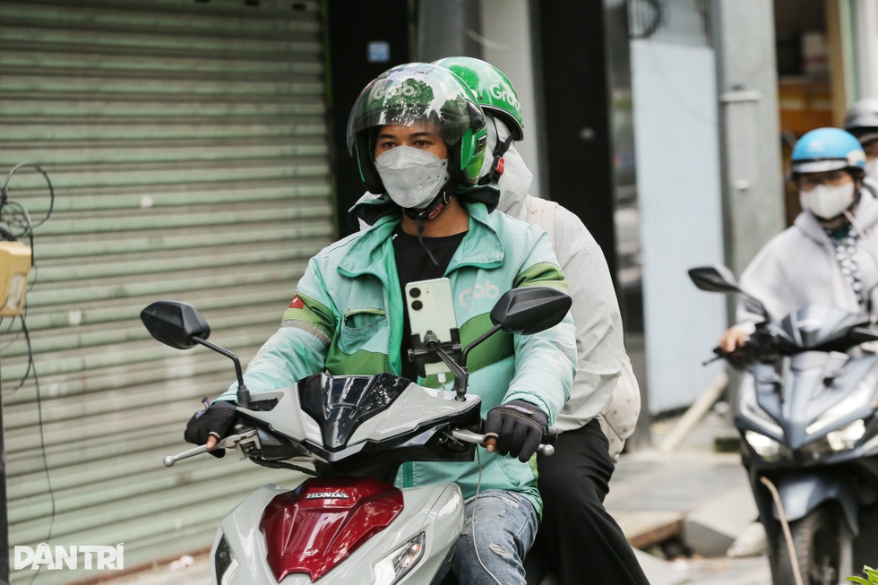 Tài xế xe ôm công nghệ chạy ngày lẫn đêm nhưng quyền lợi bị bỏ ngỏ - 4 Tài xế xe ôm công nghệ chạy ngày lẫn đêm nhưng quyền lợi bị bỏ ngỏ - 4