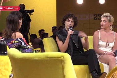 Nữ diễn viên hành xử chuyên nghiệp sau khi bị ném đồ trúng mặt