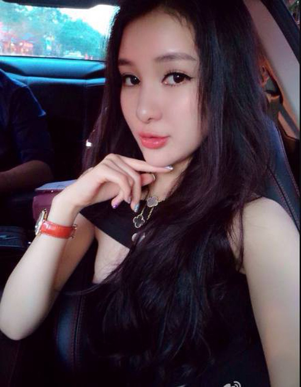 Vết trượt dài của người mẫu sống ảo, đánh bạc và bán đồ kém chất lượng - 3 Vết trượt dài của người mẫu sống ảo, đánh bạc và bán đồ kém chất lượng - 3