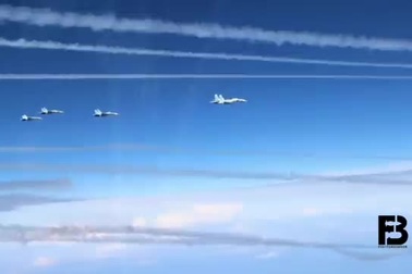 Khoảnh khắc 4 tiêm kích Su-30 Nga đồng loạt "khạc lửa" trên không