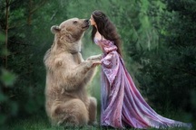 Chú gấu mồ côi bỗng trở thành “người mẫu ăn khách”