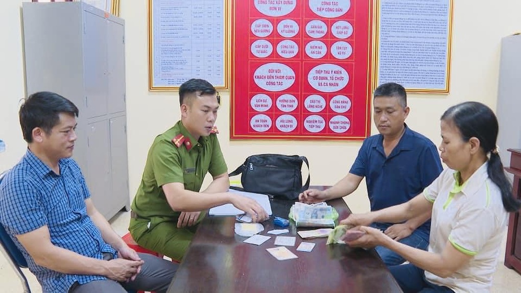 Người giao hàng trả lại túi tiền lớn nhặt được trên quốc lộ ở Hà Tĩnh - 1 Người giao hàng trả lại túi tiền lớn nhặt được trên quốc lộ ở Hà Tĩnh - 1
