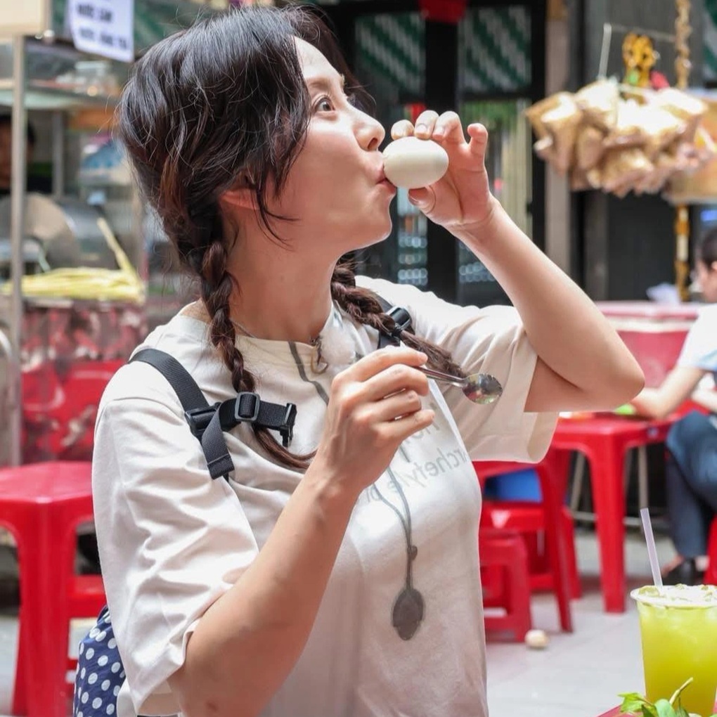 Phản ứng bất ngờ của mỹ nhân Hàn khi ăn trứng vịt lộn tại Việt Nam - 1