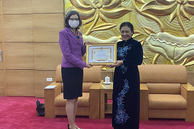 Đại sứ Canada cảm ơn bằng tiếng Việt khi nhận kỷ niệm chương cao quý