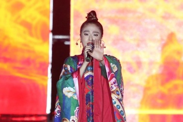 Hoàng Thùy Linh mặc cổ trang trình diễn trên sân khấu