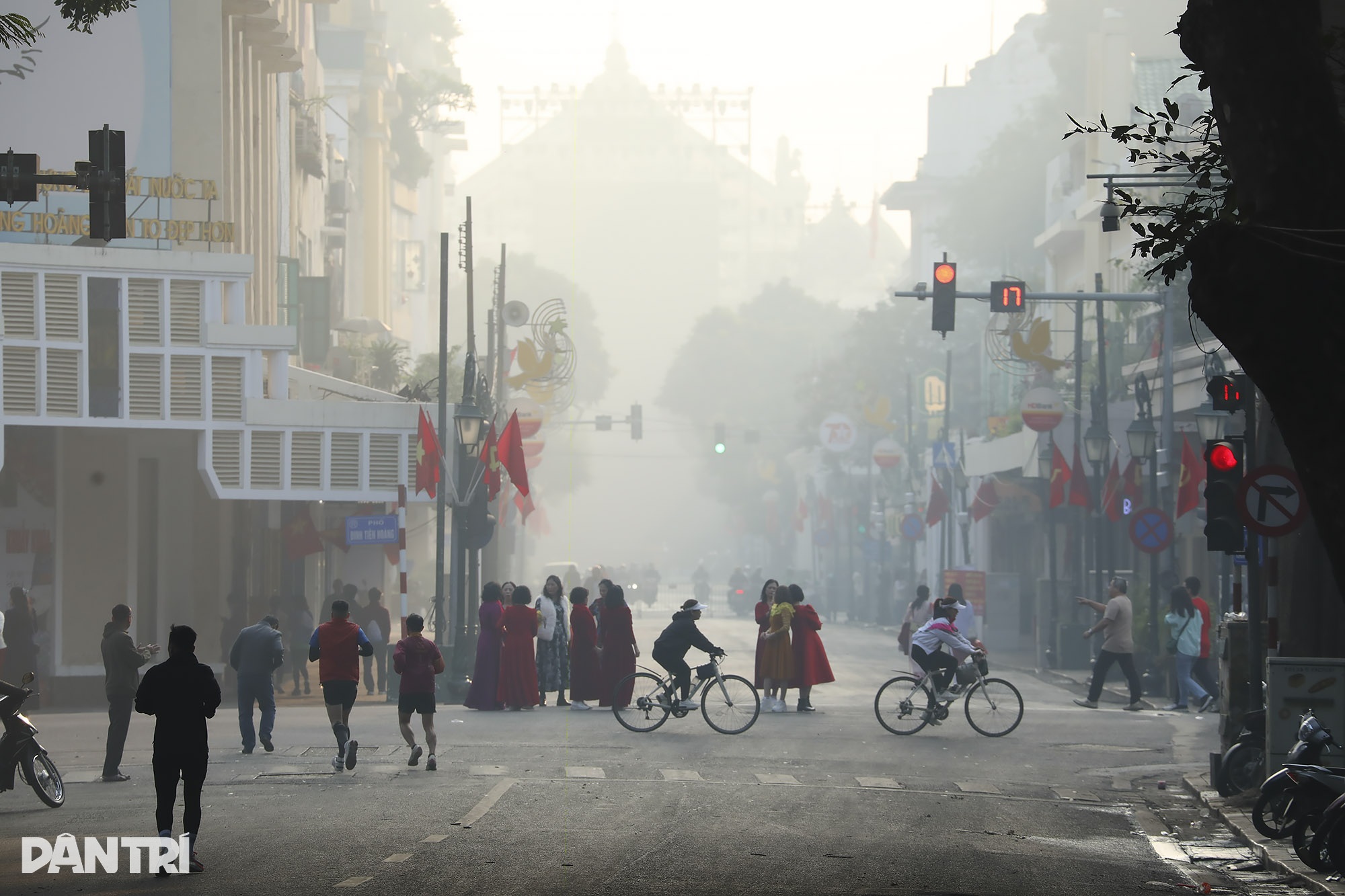 Hanoi: Ragyogó sárga napsütés 2025 első reggelén - 13 Hà Nội: Nắng vàng rực rỡ trong buổi sáng đầu năm 2025 - 13