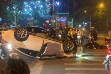 Mazda 6 tông liên hoàn xe đang dừng đèn đỏ rồi nằm "phơi bụng" giữa ngã tư