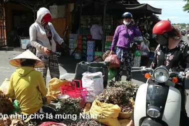 Nhộn nhịp chợ lá mùng Năm