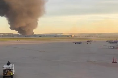 Máy bay chở hàng rơi ở Mỹ bốc cháy dữ dội