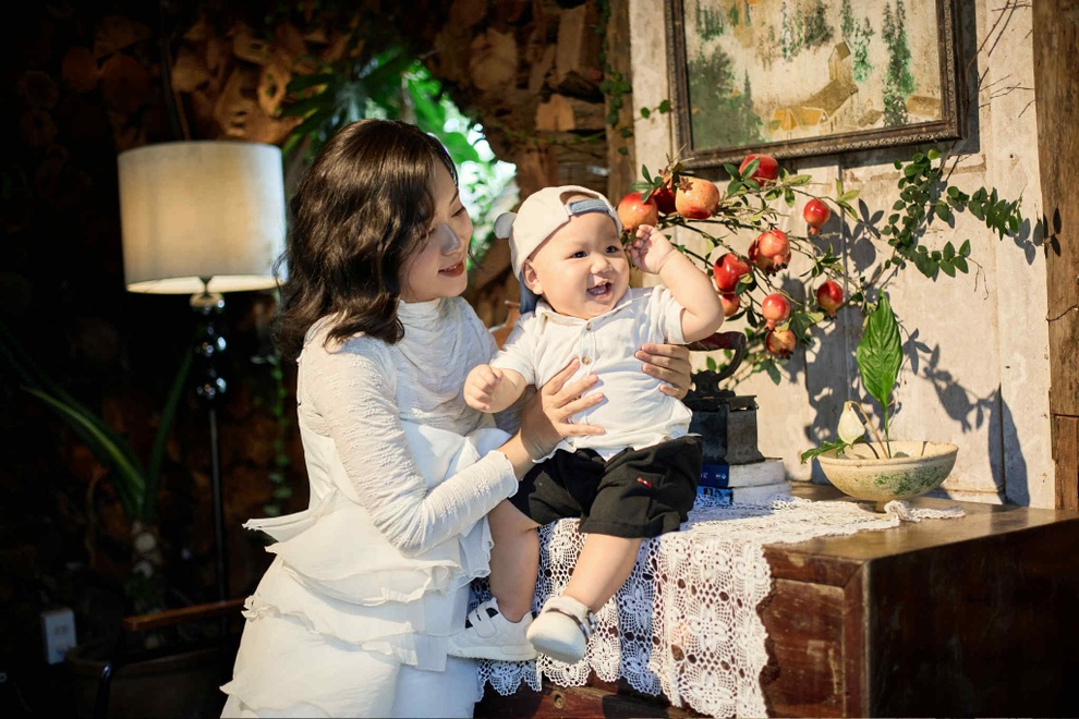 Cô gái trào nước mắt được chụp ảnh với mẹ đã qua đời 13 năm trước - 2 Cô gái trào nước mắt được chụp ảnh với mẹ đã qua đời 13 năm trước - 2