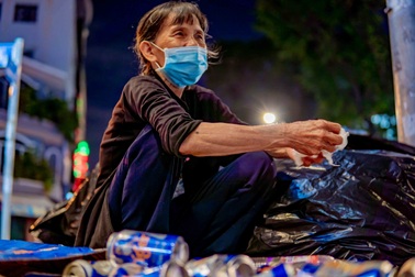 Bà lão nhặt ve chai 18 tiếng khắp Sài Gòn kiếm không nổi 30.000 đồng