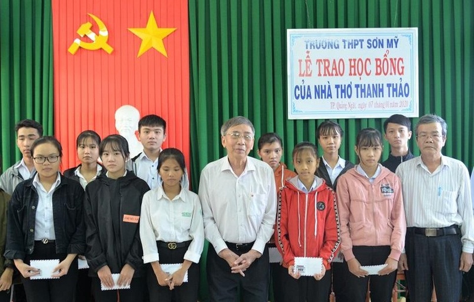 Nhà thơ Thanh Thảo tiếp sức học sinh nghèo - 1 Nhà thơ Thanh Thảo tiếp sức học sinh nghèo - 1