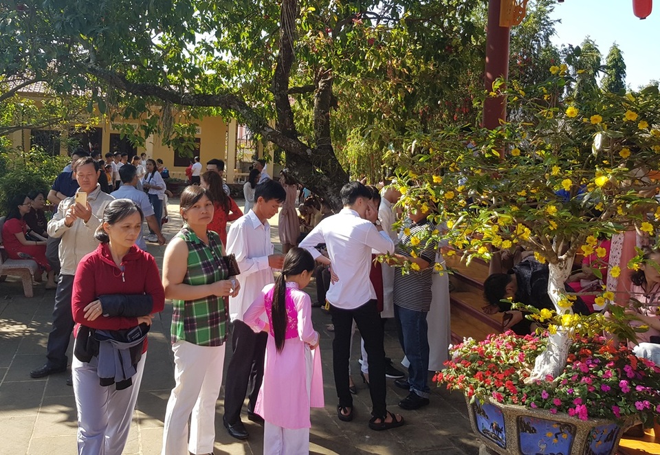 Dân phố núi hân hoan lên chùa hái lộc, cầu may đầu năm - 9 Dân phố núi hân hoan lên chùa hái lộc, cầu may đầu năm - 9