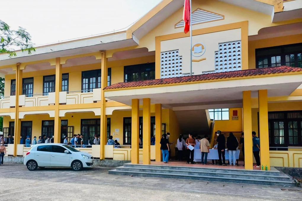 Xác định nhóm người lạ hành hung nữ lớp trưởng vì bị ngăn vào phòng học - 1 Xác định nhóm người lạ hành hung nữ lớp trưởng vì bị ngăn vào phòng học - 1
