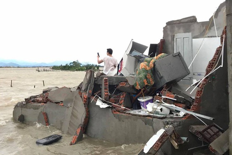 Tàu chìm, nhà sập, trường học tốc mái, cây xanh ngã đổ trong bão số 13 - 4 Tàu chìm, nhà sập, trường học tốc mái, cây xanh ngã đổ trong bão số 13 - 4