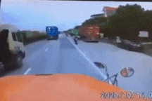 Thót tim pha va chạm khiến nữ sinh bị cuốn vào gầm xe container