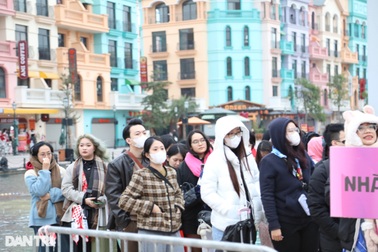 Vượt hơn 1.000km, xếp hàng từ 5h ở concert "Anh trai vượt ngàn chông gai"