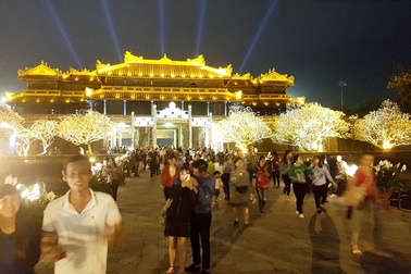 Cấm du khách ăn mặc phản cảm vào tham quan nội điện di tích Huế