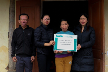 Trao gần 200 triệu đồng đến người phụ nữ bị xe bò cán gãy xương, dập gan