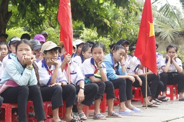 Kiểm điểm hàng loạt cán bộ vụ “cô giáo chống tiêu cực bị cách chức”