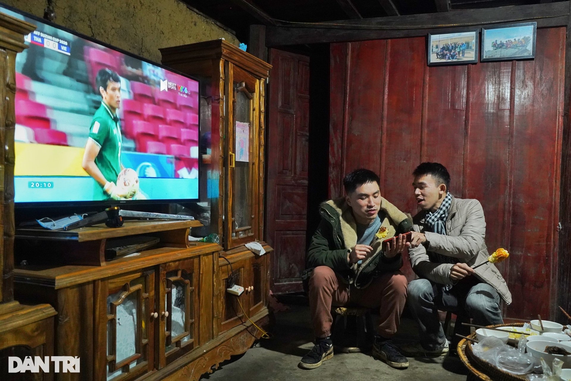 Người hâm mộ gục đầu tiếc nuối khi Việt Nam trở thành cựu vương tại AFF Cup - 9 Người hâm mộ gục đầu tiếc nuối khi Việt Nam trở thành cựu vương tại AFF Cup - 9