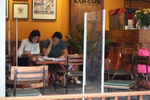 Hàng loạt quán cà phê ở Hà Nội lắp vách ngăn, bán mang về để phòng dịch