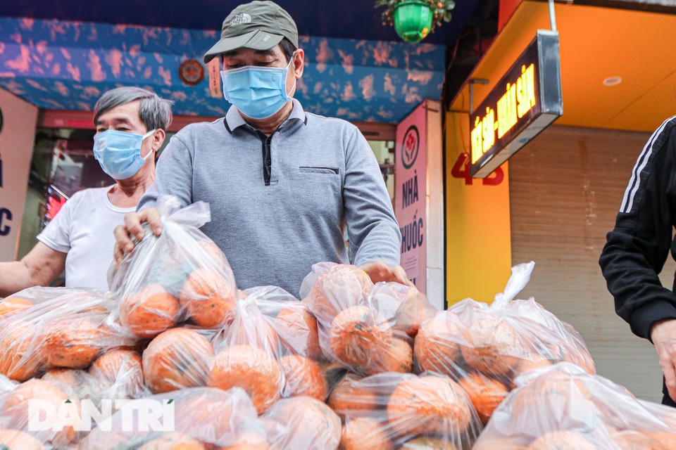 Phát miễn phí cam Hà Giang đến bệnh nhân, người lao động gặp khó khăn - 2 Phát miễn phí cam Hà Giang đến bệnh nhân, người lao động gặp khó khăn - 2