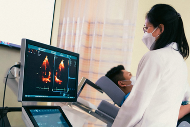 Thấy nghẹn cổ khi đi bộ, người phụ nữ ở TPHCM phát hiện suýt đột tử