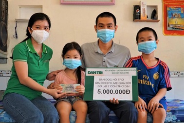 Trao "nóng" 5 triệu đồng tới gia đình F0, anh em mồ côi mẹ vì Covid-19