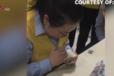 Trung Quốc: Nữ thu ngân đếm tiền nhanh hơn máy