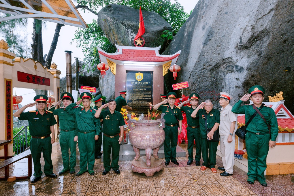 Nhiều hoạt động trên núi Bà Đen hướng về cội nguồn trong ngày Thương binh liệt sĩ - 2 Nhiều hoạt động trên núi Bà Đen hướng về cội nguồn trong ngày Thương binh liệt sĩ - 2