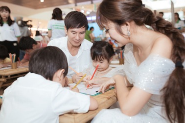 Lý Hải ân cần chăm sóc vợ và con