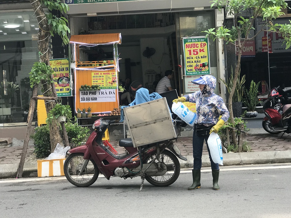 Nắng nóng kỷ lục, phu đá hốt bạc vì khách gọi giải nhiệt - 2 Nắng nóng kỷ lục, phu đá hốt bạc vì khách gọi giải nhiệt - 2