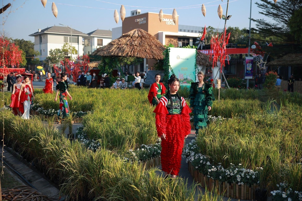Đường hoa Home Hanoi Xuan 2023 thu hút giới trẻ Thủ đô - 7 Đường hoa Home Hanoi Xuan 2023 thu hút giới trẻ Thủ đô - 7