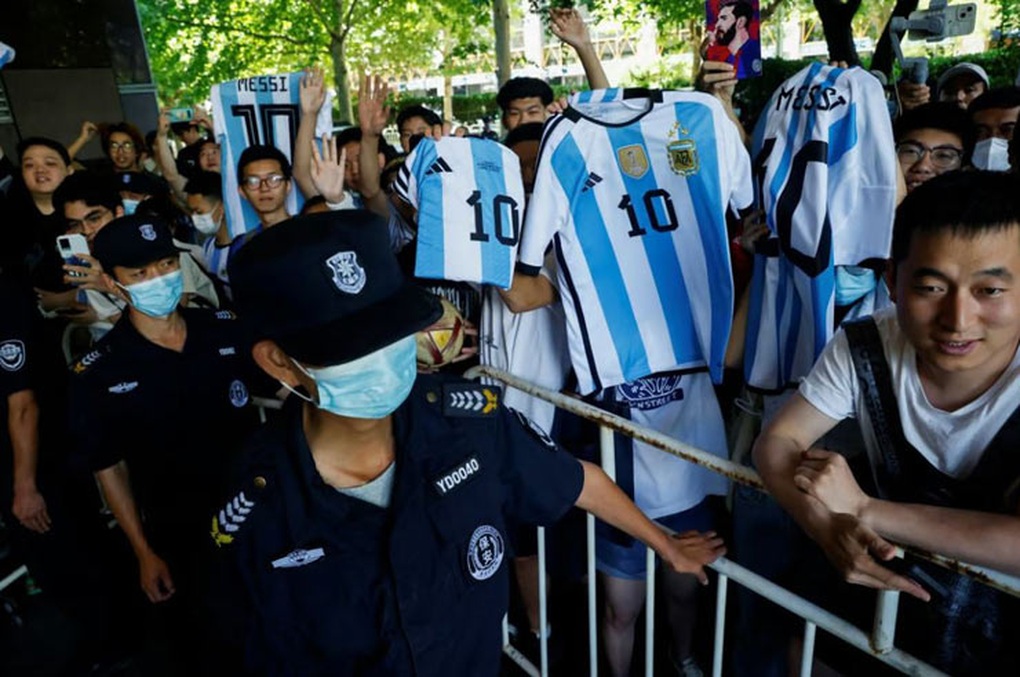 CĐV Trung Quốc phát cuồng vì Lionel Messi, cảnh sát lên tiếng cảnh báo - 1 CĐV Trung Quốc phát cuồng vì Lionel Messi, cảnh sát lên tiếng cảnh báo - 1