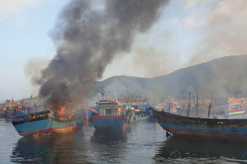 Cháy 3 tàu cá của ngư dân sáng mùng 3 Tết - 1 Cháy 3 tàu cá của ngư dân sáng mùng 3 Tết - 1