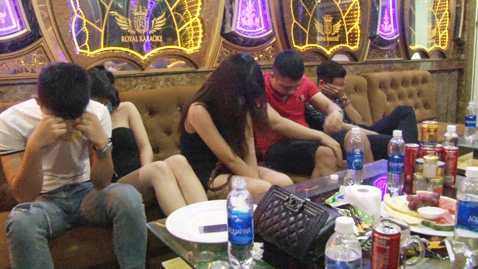 TPHCM: 20 nam nữ dương tính ma túy trong quán karaoke - 4 TPHCM: 20 nam nữ dương tính ma túy trong quán karaoke - 4